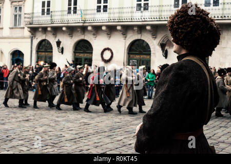 Lviv, Ukraine - 04 novembre 2018 : reconstruction historique des événements militaires de 1918. Des combats entre la Pologne et l'Ukraine de l'Ouest (ZUNR République Populaire) Banque D'Images