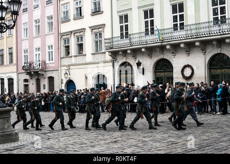 Lviv, Ukraine - 04 novembre 2018 : reconstruction historique des événements militaires de 1918. Des combats entre la Pologne et l'Ukraine de l'Ouest (ZUNR République Populaire) Banque D'Images