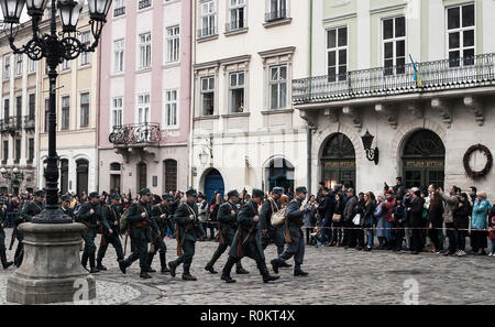 Lviv, Ukraine - 04 novembre 2018 : reconstruction historique des événements militaires de 1918. Des combats entre la Pologne et l'Ukraine de l'Ouest (ZUNR République Populaire) Banque D'Images