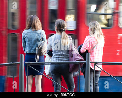 Belgrade, Serbie - 16 octobre 2018 : trois femmes qui attendent à l'arrêt de bus Banque D'Images