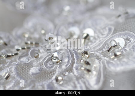 De près de l'perles sur une robe de mariage Banque D'Images