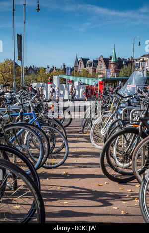 Parking vélos dans Museumspalin Offres spéciales Iamsterdam, signe devant Banque D'Images
