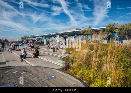 Amsterdam Nemo musée, les touristes de détente sur le toit du musée à sunny day Banque D'Images