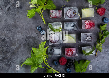 Des baies congelées dans des cubes de glace Banque D'Images