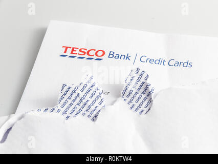 Relevé de carte de crédit Banque Tesco sur table avec rip enveloppe ouverte. Banque D'Images