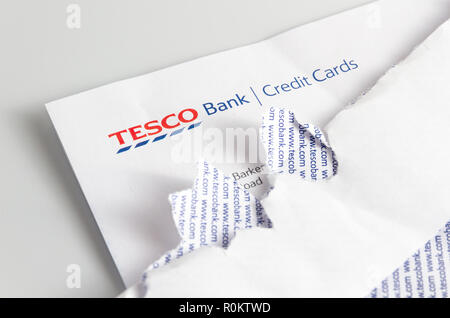 Relevé de carte de crédit Banque Tesco sur table avec rip enveloppe ouverte. Banque D'Images