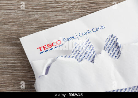 Relevé de carte de crédit Banque Tesco sur table avec rip enveloppe ouverte. Banque D'Images