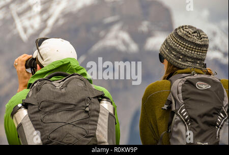 BANFF, ALBERTA, CANADA - Juin 2018 : deux personnes sur le point d'observation sur le sommet du mont Sulphur à Banff. L'un est à la recherche à travers une paire de jumelles. Banque D'Images