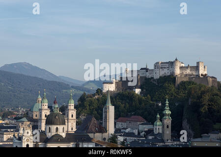 Ville de Salzbourg, en Autriche. Vue depuis le quartier historique de Mönchsberg et la forteresse de Hohensalzburg. Blick auf die Festung Hohensalzburg, 2018 Banque D'Images