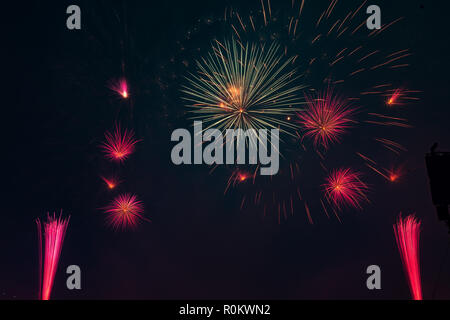 D'artifice de couleurs dans le ciel de nuit Banque D'Images