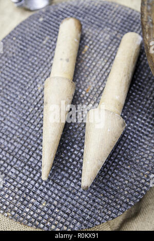 Moule en bois et métal, détail d'anciens outils de fabrication, background Banque D'Images