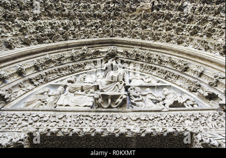 Ancien porche dans une ancienne église romane en Espagne, religieux en pierre de décoration Banque D'Images