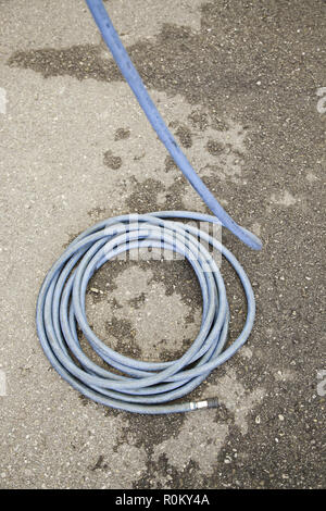 Tuyau de jardin, détail d'un tuyau de jardin, sur la route, dans la ville de détails Banque D'Images