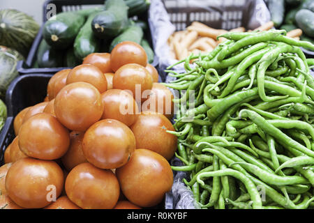 Les tomates et poivrons, détail de certains légumes frais du jardin, d'un mode de vie sain, le régime alimentaire des aliments Banque D'Images