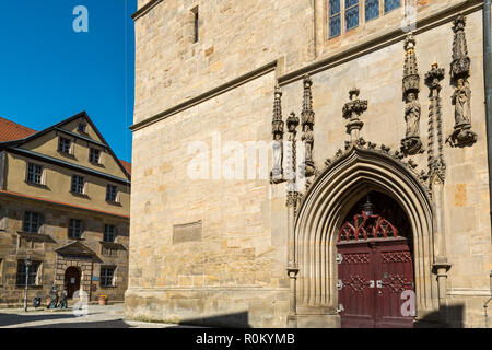 Église de la Sainte Trinité.L'église actuelle a été construite en 1437-1495 en style gothique tardif. Banque D'Images