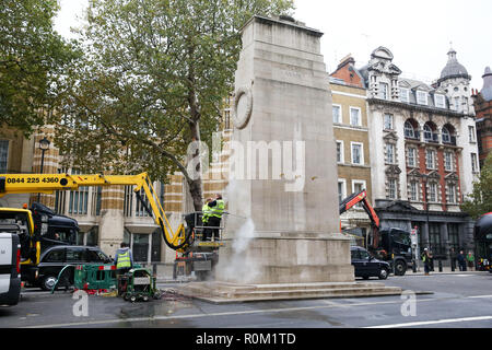 Nettoyer les travailleurs du cénotaphe de Whitehall memorial, le centre de Londres avant la cérémonie du jour de l'Armistice le 11 novembre. Les membres de la famille royale et de responsables clés sera présent à la cérémonie. Banque D'Images