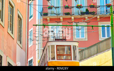 Les tramways de Lisbonne colorés sur les rues de Lisbonne dans le vieux centre-ville Banque D'Images