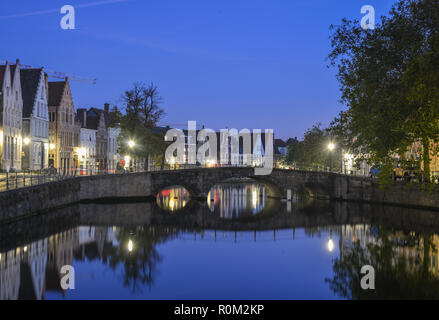 Scène de nuit de Bruges (Brugge), Belgique. Bruges se distingue par ses canaux, ses rues pavées et bâtiments médiévaux. Banque D'Images