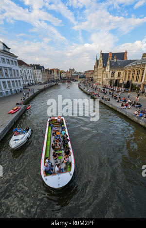 Gand, Belgique - Oct 5, 2018. Maisons de marchands de brique médiévale et bateau de croisière touristique sur Graslei et Korenlei street dans la vieille ville de Gand. Banque D'Images