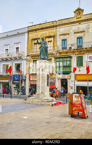 VICTORIA, MALTE - 15 juin 2018 : La statue de Jésus sur le haut de Gozo mémorial pour les victimes de la Seconde Guerre mondiale, situé dans la place de l'indépendance, le Mar Banque D'Images