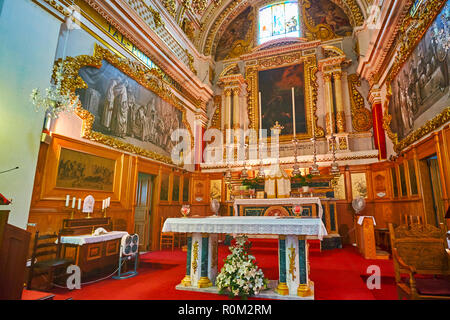 VICTORIA, MALTE - 15 juin 2018 : l'autel de Saint François d'Assise Église avec des sculptures dorées, icônes et de belles peintures murales, le 15 juin à Victoria. Banque D'Images