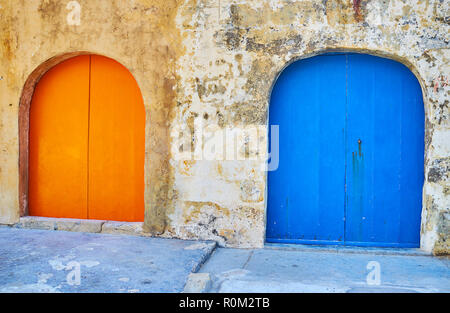 Les portes en bois coloré de bateaux à San Lawrenz village de pêcheurs, l'île de Gozo, Malte. Banque D'Images