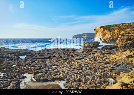 Le paysage de montagnes de San Lawrenz côte avec vue sur les ondes de tempête, s'écraser contre les rochers et les falaises, l'île de Gozo, Malte. Banque D'Images