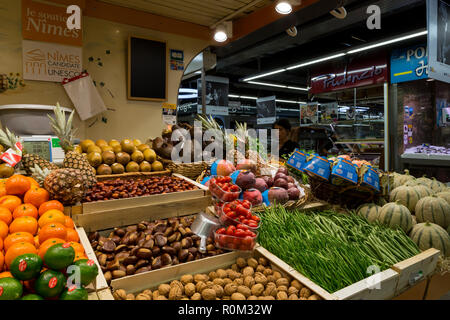 Fruits multicolores en vente dans les Halles, le marché piscine de Nîmes Banque D'Images