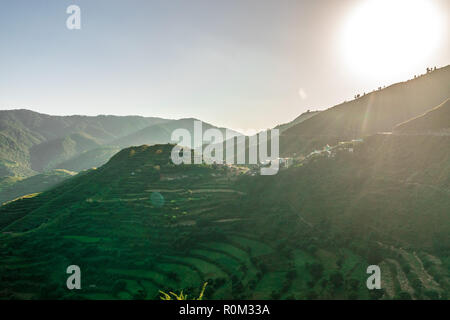 Coucher du soleil à Tehri Garhwal, Uttrakhand, Inde Banque D'Images