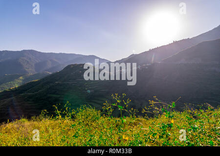 Coucher du soleil à Tehri Garhwal, Uttrakhand, Inde Banque D'Images