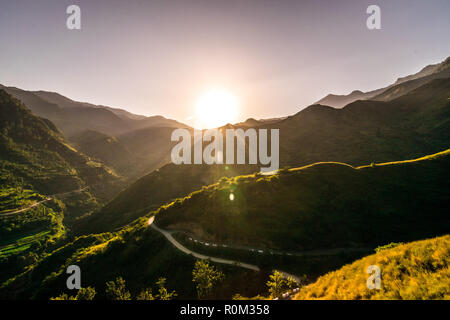 Coucher du soleil à Tehri Garhwal, Uttrakhand, Inde Banque D'Images