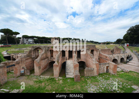 Circo Massimo est un ancien stade de course de char romain et lieu de divertissement de masse situé à Rome, Italie. Banque D'Images