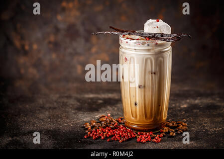 Café au lait glacé au grand verre épicé de poivre rose et de la vanille Banque D'Images