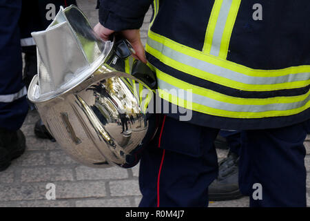 Des centaines de pompiers en colère mars à Lyon, France Banque D'Images