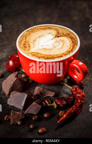 Chili et du café aromatisé au chocolat sur fond sombre Banque D'Images