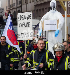 Des centaines de pompiers en colère mars à Lyon, France Banque D'Images