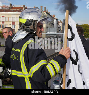 Des centaines de pompiers en colère mars à Lyon, France Banque D'Images