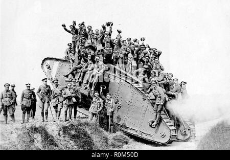 WW1 : Membres du 5e bataillon de fusiliers canadiens revenant de l'avant au cours de la bataille d'Amiens en août 1918. Photo : Archives Canada Banque D'Images