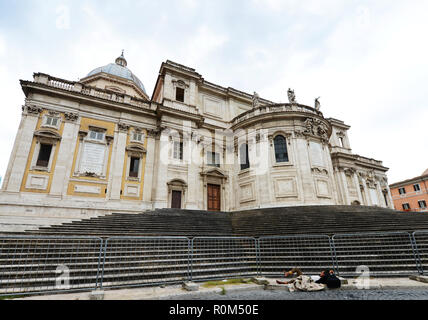 Un sans-abri dormir à l'arrière de la Basilique de Santa Maria Maggiore à Rome, Italie. Banque D'Images