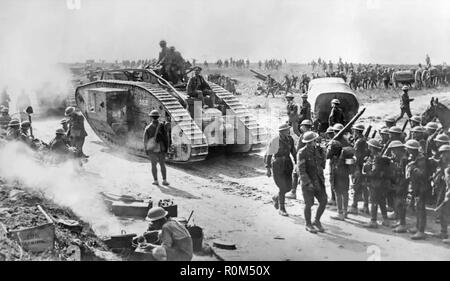 WW1 : DEUXIÈME BATAILLE DE BAPAUME, août-septembre 1918. Les soldats canadiens de l'assemblage sur les approches de la ville. Photo : Archives nationales du Canada. Banque D'Images