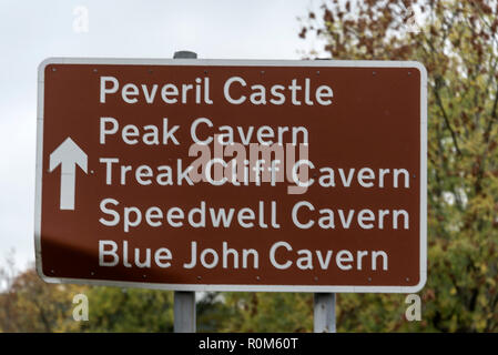 Une route touristique signe d'une liste de quatre cavernes et une ruine du château à Castleton village dans le Peak District du Derbyshire dans l'East Midlands d'Engla Banque D'Images