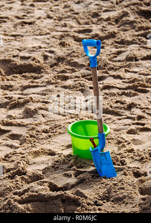 Godet de l'enfant et chat sur une plage de sable à Norfolk, Royaume-Uni. Banque D'Images