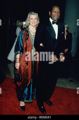 Sidney Poitier et femme Joanna ÉÉ.. Événement dans la vie d'Hollywood, Californie - USA, industrie du film, Célébrités, photographie, Bestof, Arts, Culture et divertissement, Célébrités, Mode Topix Meilleur de Hollywood, la vie, tapis rouge et en backstage, cinéma, télévision, célébrités, célébrités de la musique, Topix Bestof, Arts, Culture et divertissement, vertical, une seule personne, photographie, # Celebrity # Hollywood # RedCarpet # Actor # actrice # famousCelebrity HollywoodEvent TsuniUSA # # Fashion # CelebrityPhotography tsuni@Gamma-USA.com, enquête de crédit , Tsuni / USA, mode, à partir de l'année 1993 à 1999, Banque D'Images