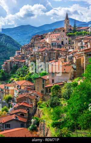 Voir d'Apricale dans la province de Imperia, Ligurie, Italie. Banque D'Images