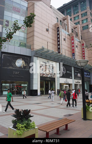 Boutiques de la rue Wangfujing et personnes shopping dans la zone piétonne, Beijing, Chine Banque D'Images