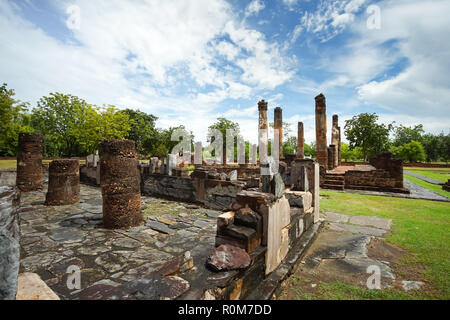 Wat Chetuphon ruiné ancienne dans le parc historique de Sukhothai, Thaïlande, province de Sukhothai Banque D'Images