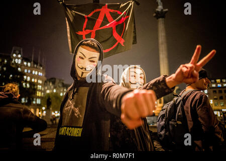 Des centaines de manifestants portant des masques de Guy Fawkes se sont rassemblés à Londres pour leur marche annuelle. Promu par Anonyme, un groupe international de militants de piratage, la marche est une protestation contre la corruption au pouvoir. Il coïncide avec le Bonfire Night in the UK, qui commémore la date Guy Fawkes a tenté de faire sauter les chambres du Parlement en 1605. 5Th Nov, 2018. Credit : Subvention Vélaires/ZUMA/Alamy Fil Live News Banque D'Images