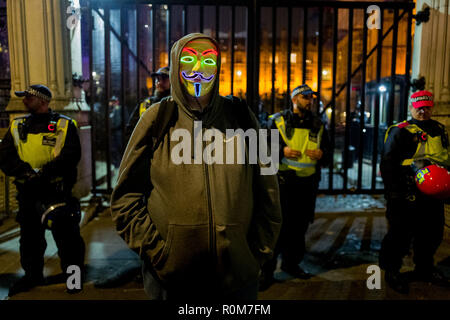 Des centaines de manifestants portant des masques de Guy Fawkes se sont rassemblés à Londres pour leur marche annuelle. Promu par Anonyme, un groupe international de militants de piratage, la marche est une protestation contre la corruption au pouvoir. Il coïncide avec le Bonfire Night in the UK, qui commémore la date Guy Fawkes a tenté de faire sauter les chambres du Parlement en 1605. 5Th Nov, 2018. Credit : Subvention Vélaires/ZUMA/Alamy Fil Live News Banque D'Images