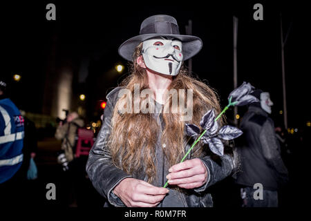 Des centaines de manifestants portant des masques de Guy Fawkes se sont rassemblés à Londres pour leur marche annuelle. Promu par Anonyme, un groupe international de militants de piratage, la marche est une protestation contre la corruption au pouvoir. Il coïncide avec le Bonfire Night in the UK, qui commémore la date Guy Fawkes a tenté de faire sauter les chambres du Parlement en 1605. 5Th Nov, 2018. Credit : Subvention Vélaires/ZUMA/Alamy Fil Live News Banque D'Images