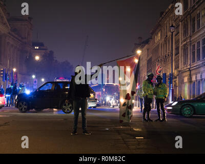 Londres, Royaume-Uni. 5 novembre 2018. Sole million Mask protester vu sur le coin de la rue Parliament Square et Parliament Street avec un drapeau palestinien avec la police détournant le trafic.Credit: Joe Kuis / Alamy Live News Banque D'Images